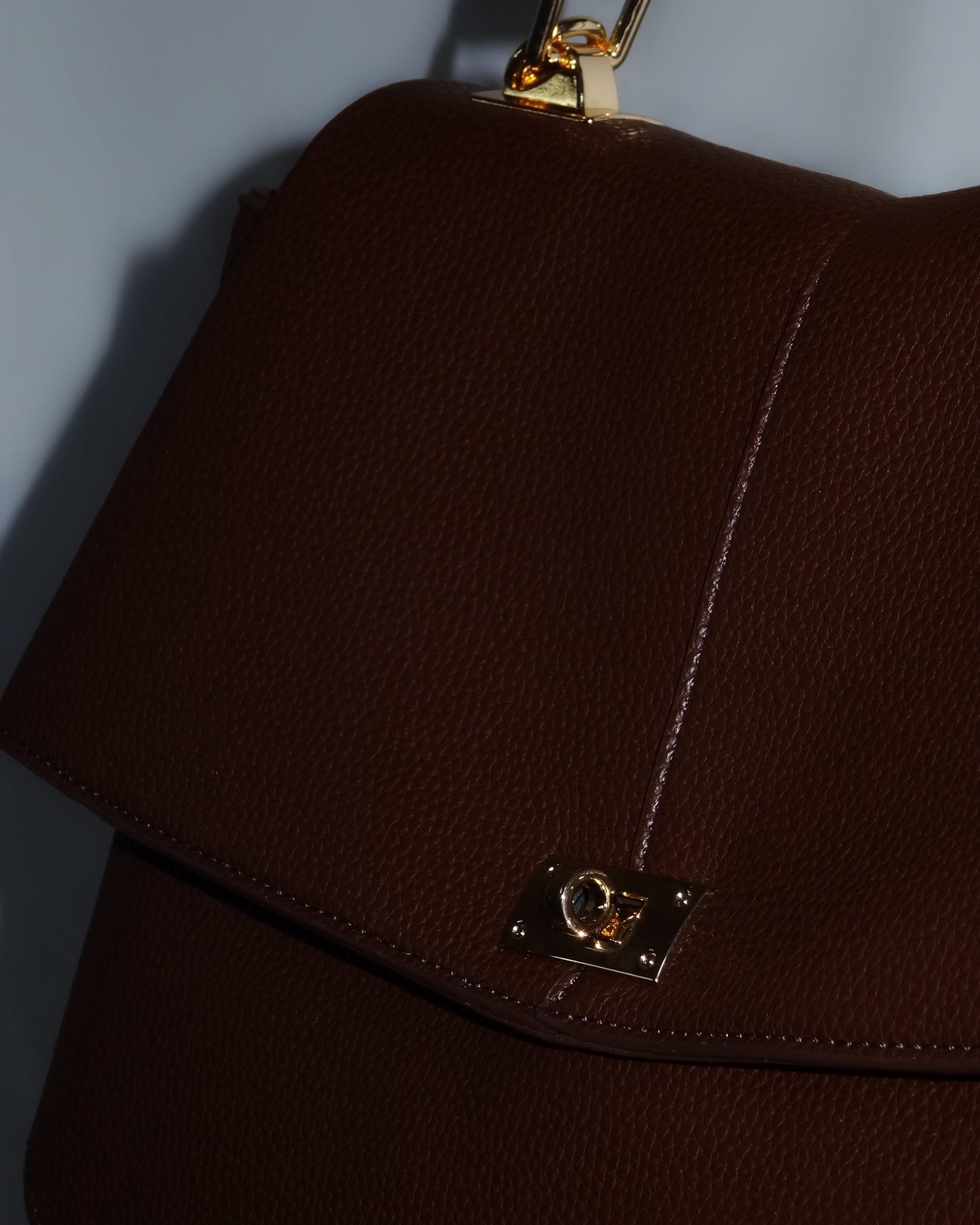 Brown structured handbag by Atelier Épure; elegant, timeless, and effortlessly refined.