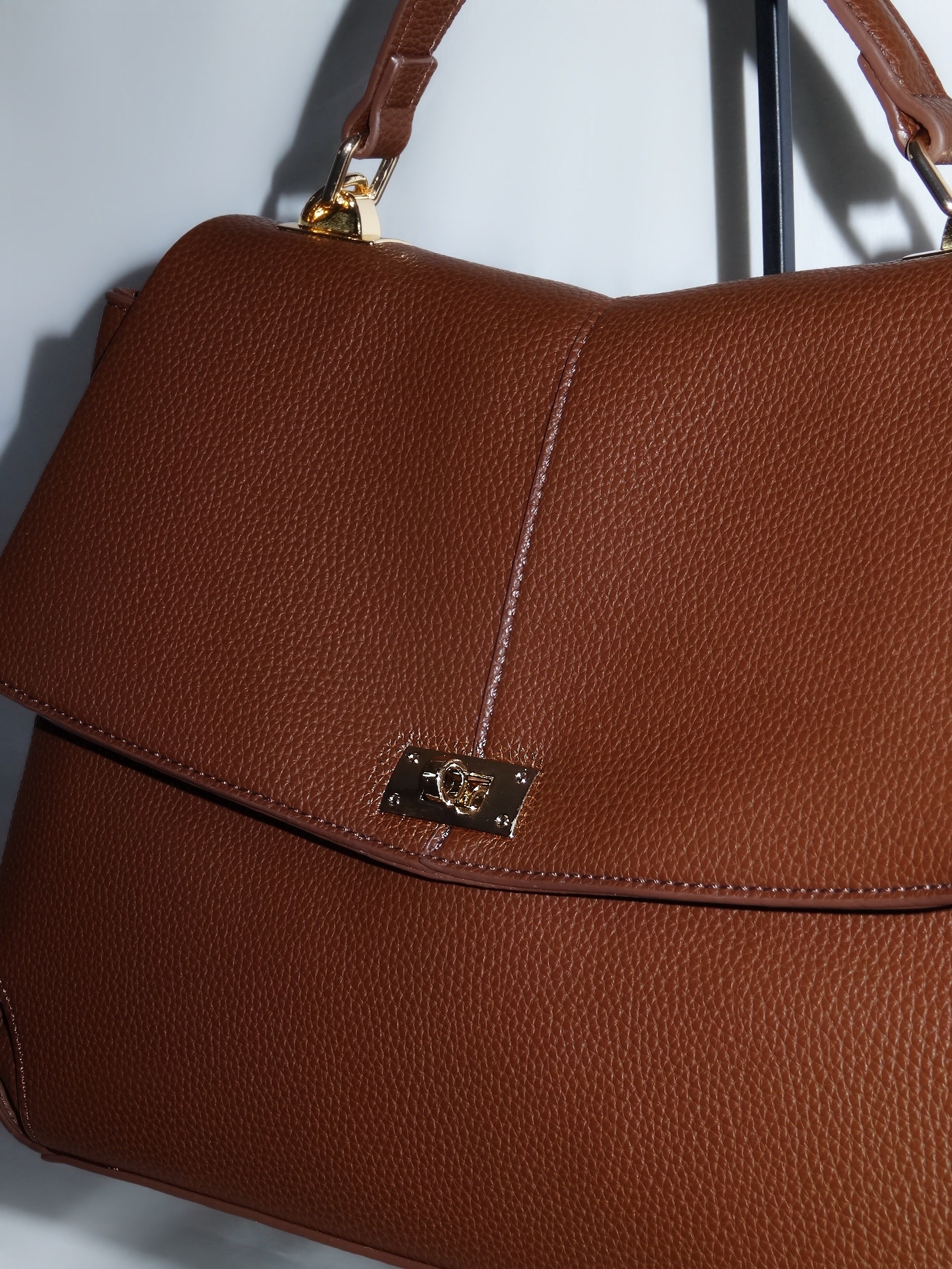 Brown structured handbag by Atelier Épure; elegant, timeless, and effortlessly refined.