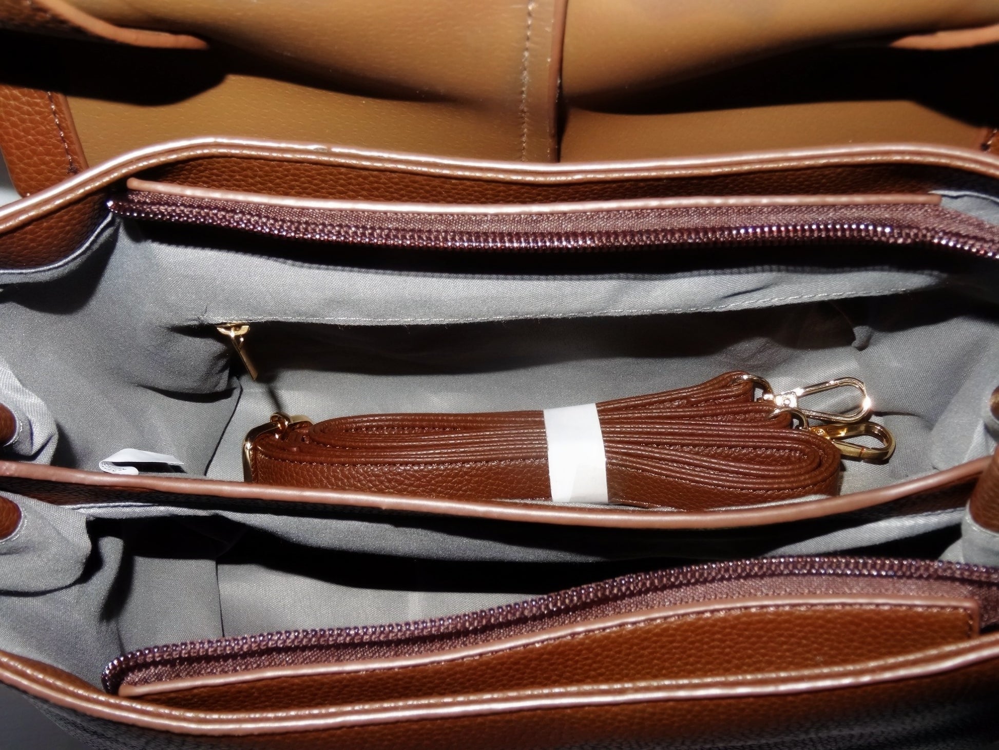 Brown structured handbag by Atelier Épure; elegant, timeless, and effortlessly refined.