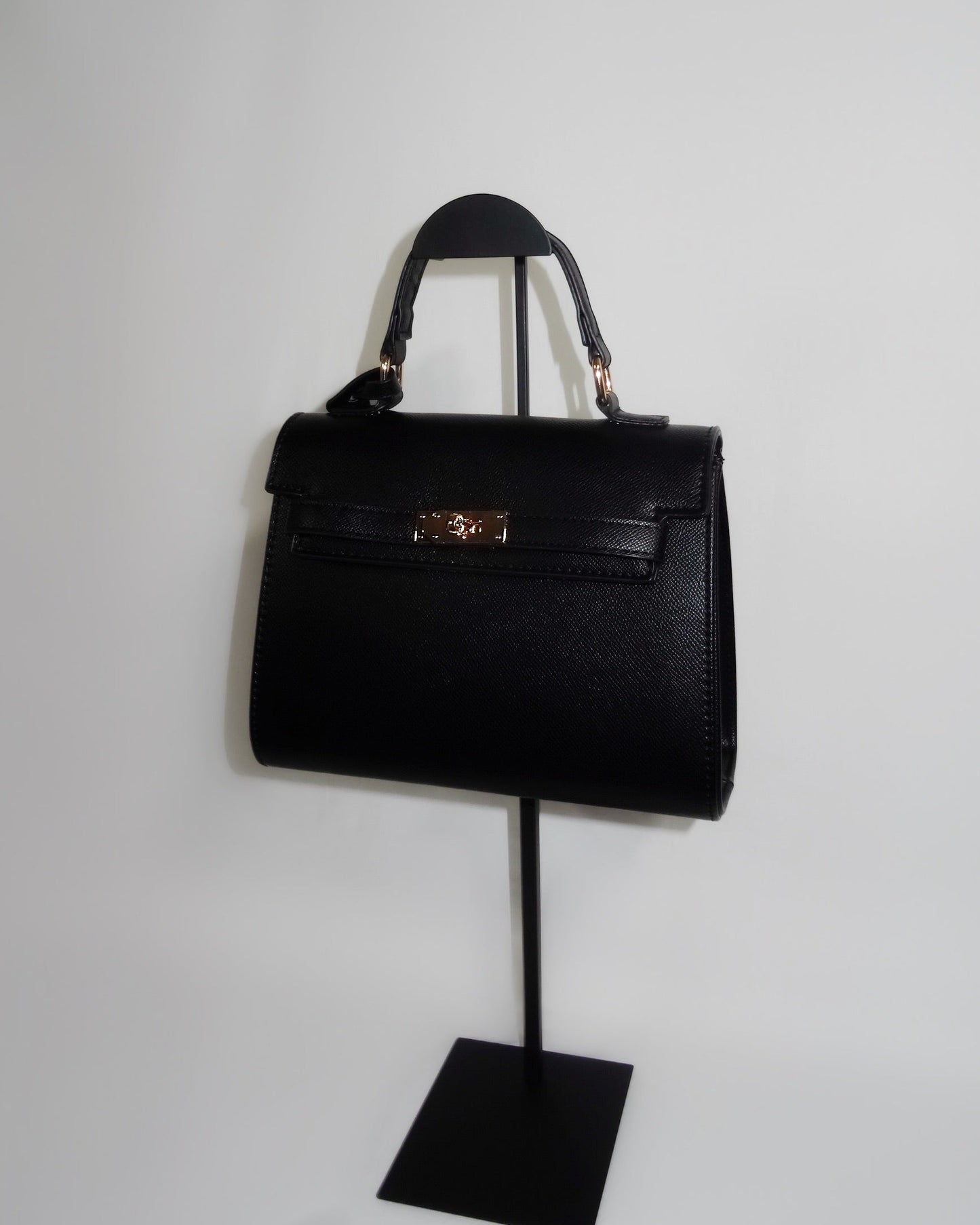 Black structured handbag by Atelier Épure elegant, timeless, and effortlessly refined.