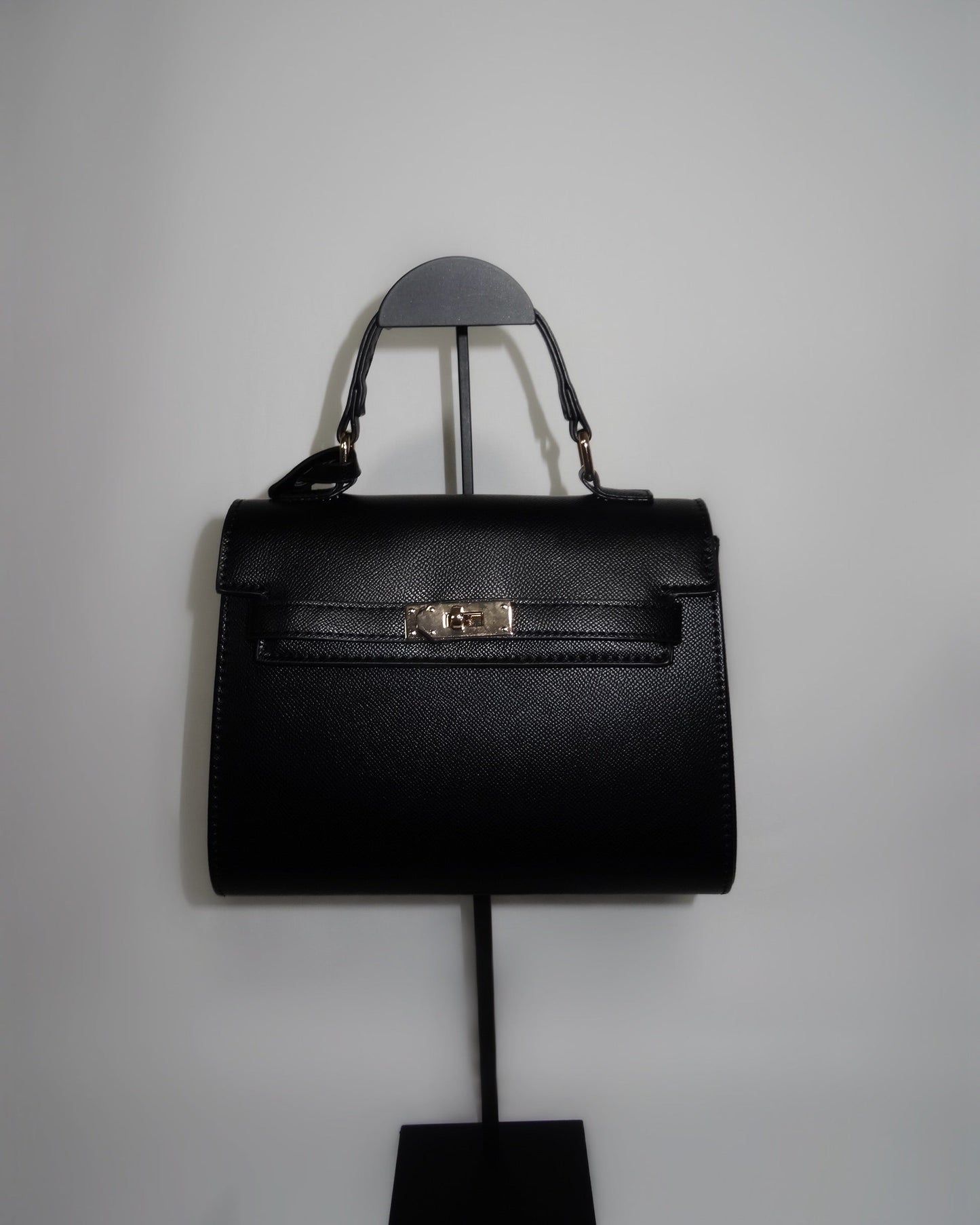 Black structured handbag by Atelier Épure elegant, timeless, and effortlessly refined.