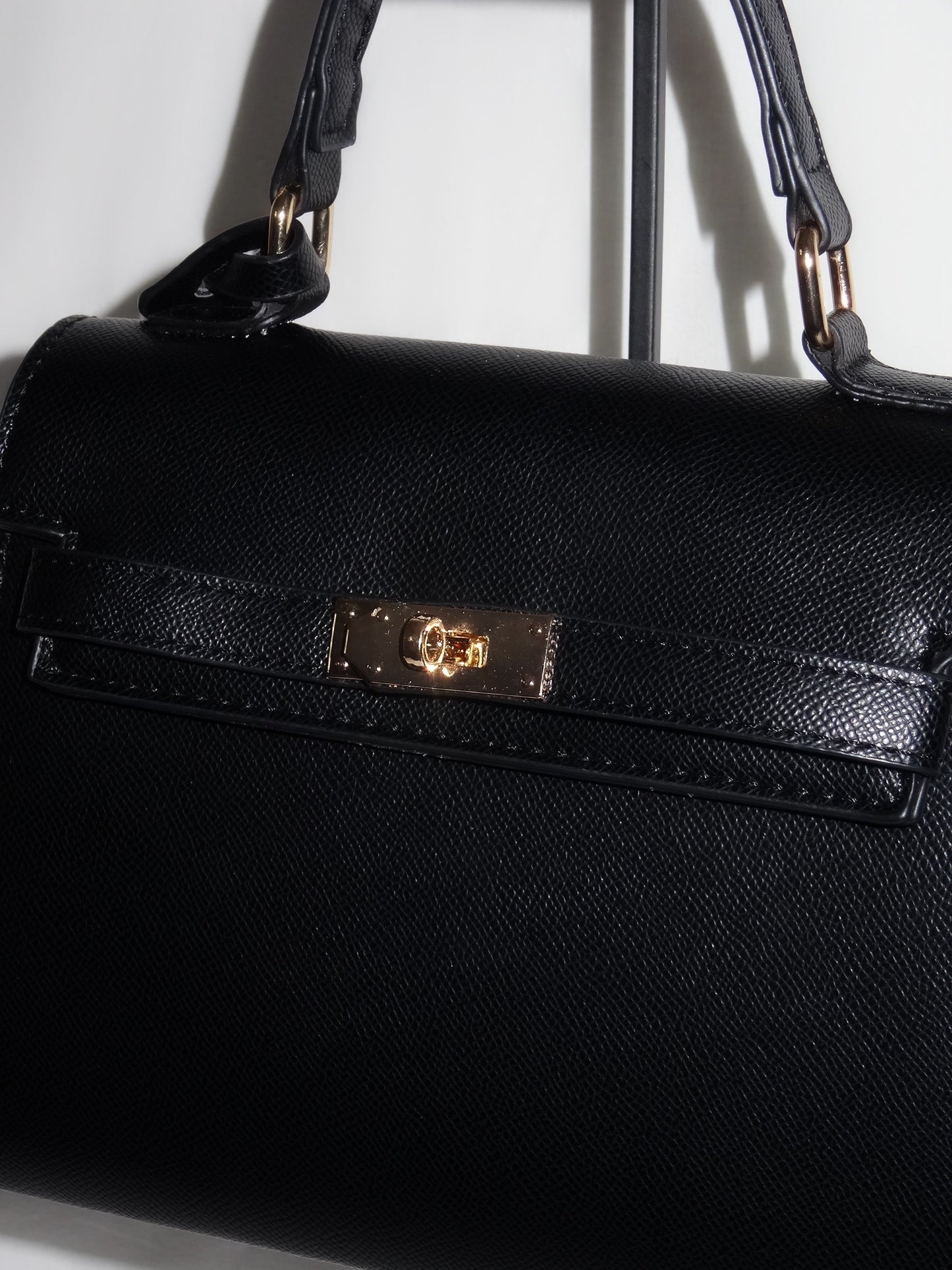 Black structured handbag by Atelier Épure elegant, timeless, and effortlessly refined.