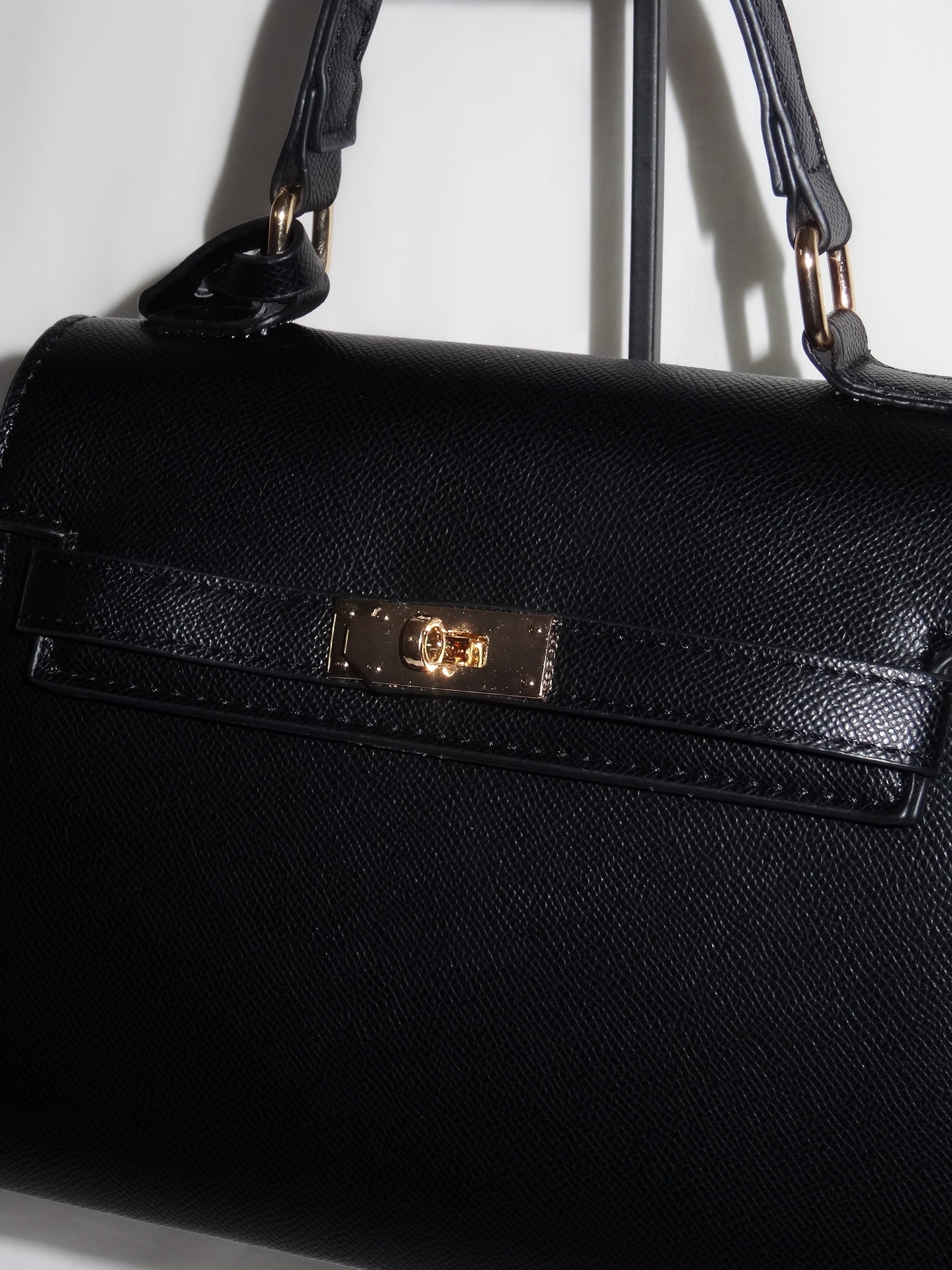 Black structured handbag by Atelier Épure elegant, timeless, and effortlessly refined.