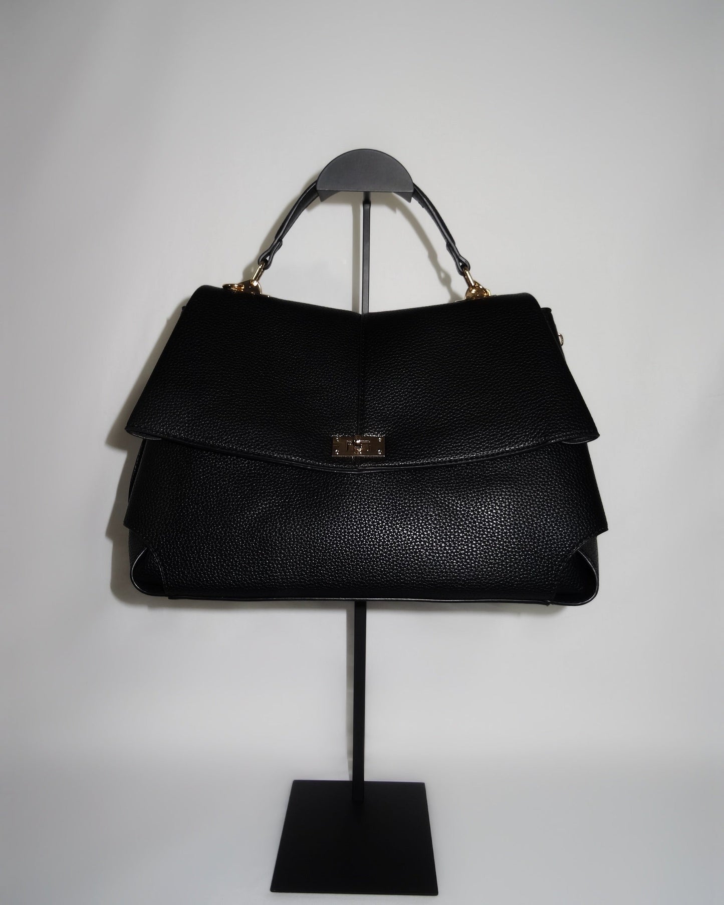 Black sculptural handbag by Atelier Épure  elegant, timeless, and effortlessly refined.
