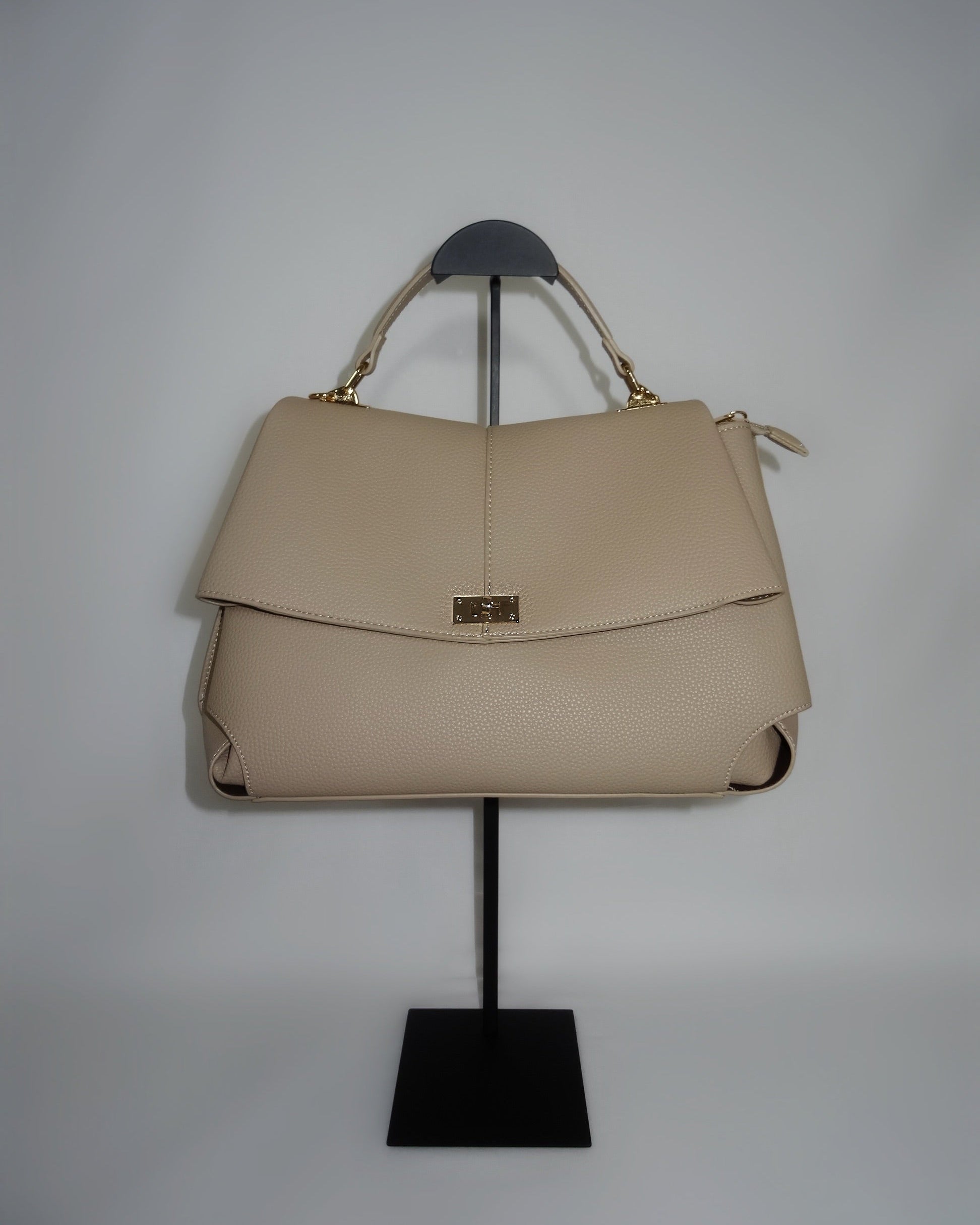 Sculptural beige handbag by Atelier Épure elegant, timeless, and effortlessly refined.
