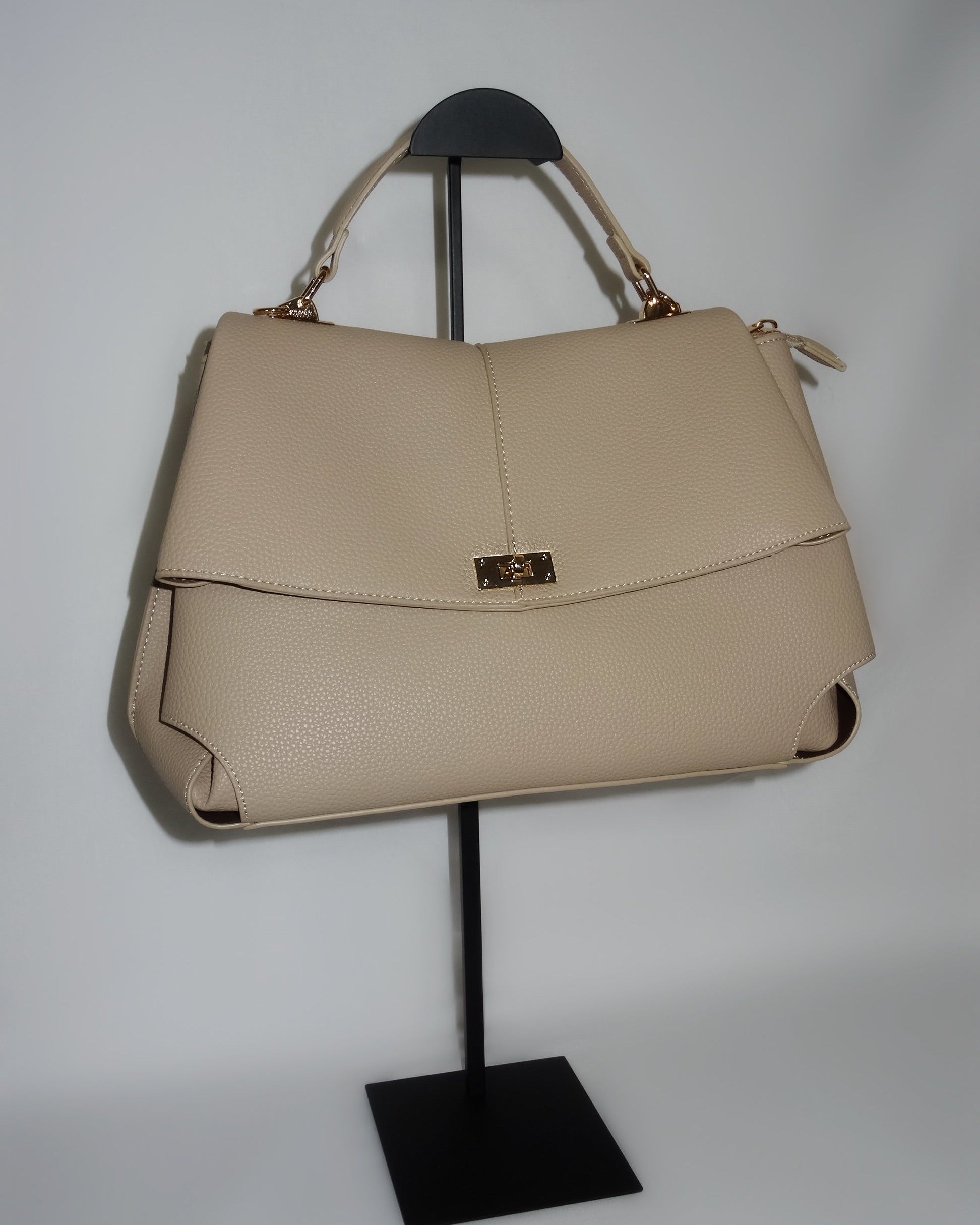 Sculptural beige handbag by Atelier Épure elegant, timeless, and effortlessly refined.