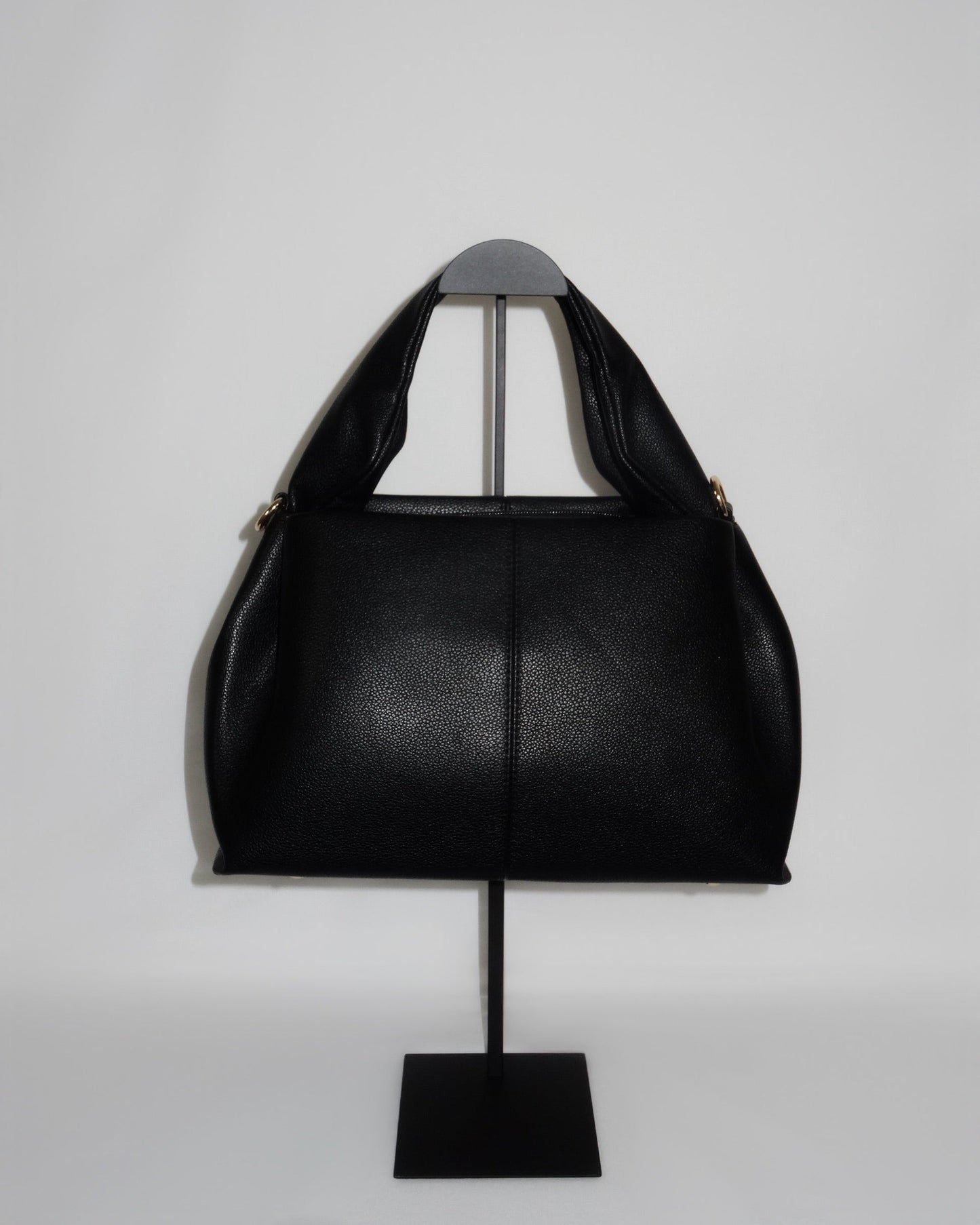 Black sculptural handbag by Atelier Épure elegant, timeless, and effortlessly refined.