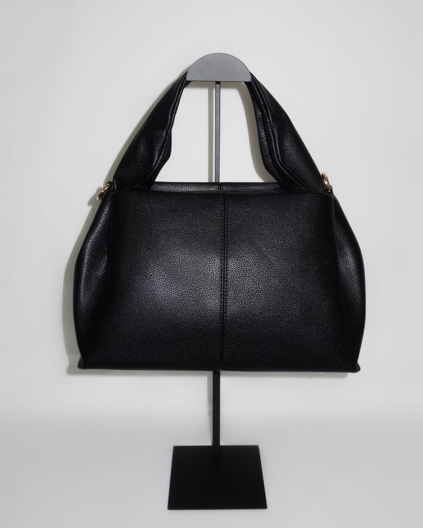 Black sculptural handbag by Atelier Épure elegant, timeless, and effortlessly refined.