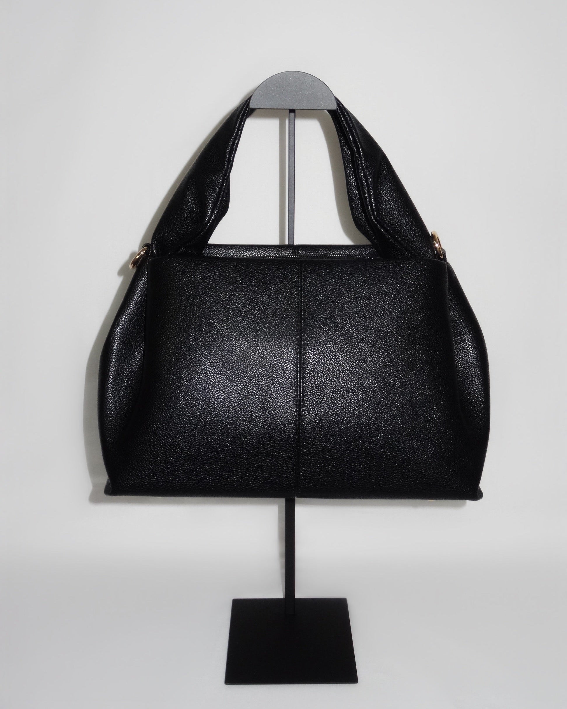 Black sculptural handbag by Atelier Épure elegant, timeless, and effortlessly refined.