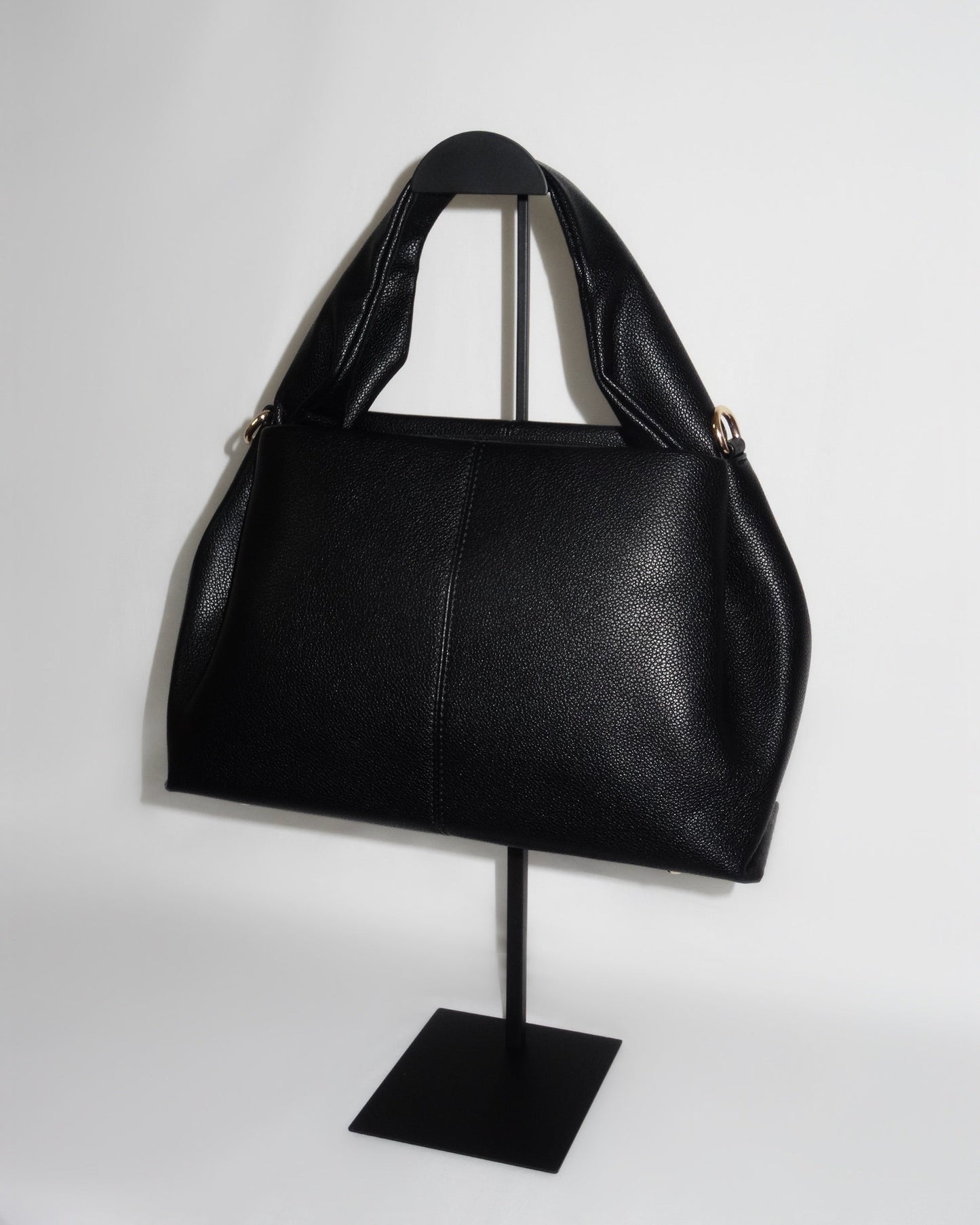 Black sculptural handbag by Atelier Épure elegant, timeless, and effortlessly refined.