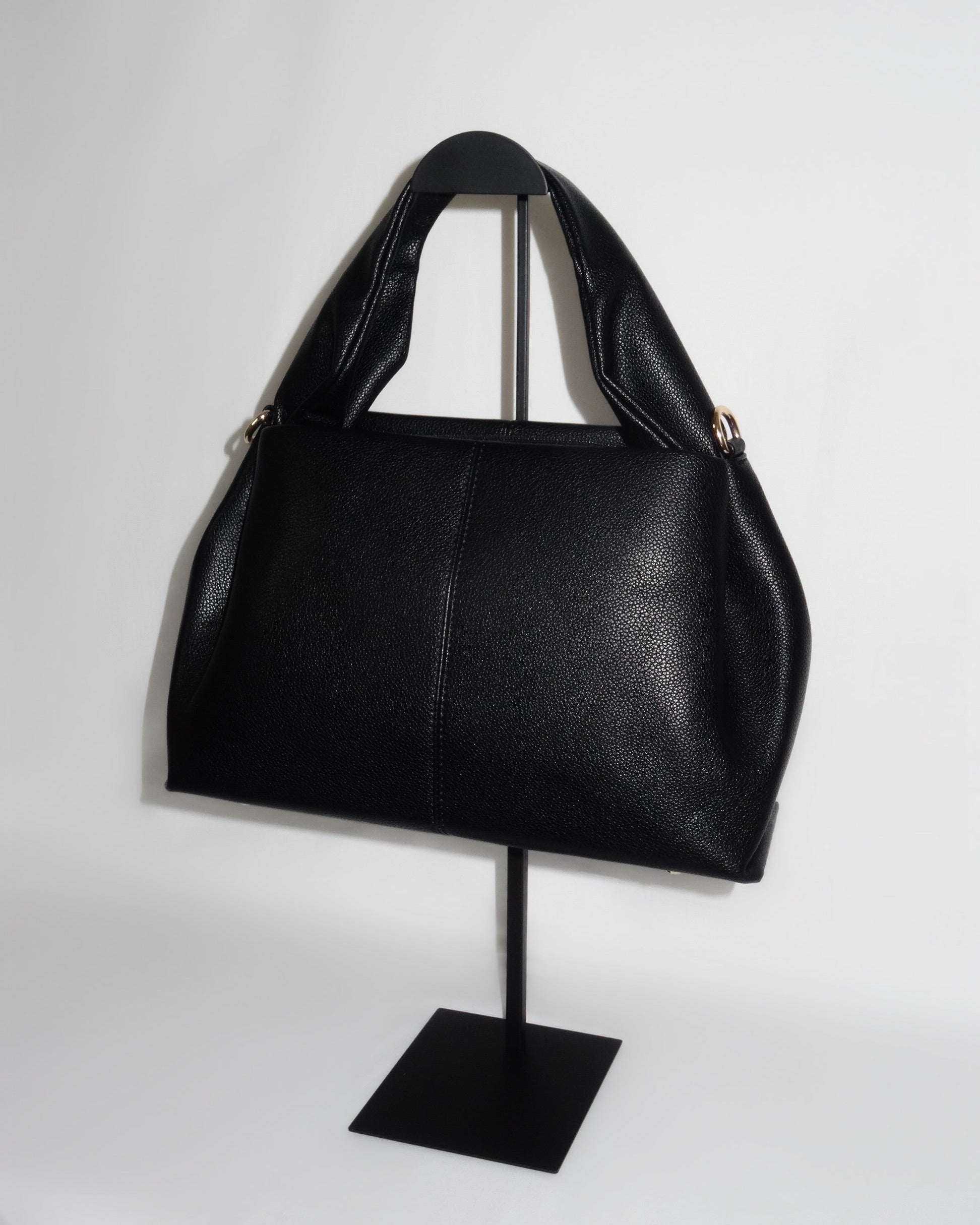 Black sculptural handbag by Atelier Épure elegant, timeless, and effortlessly refined.
