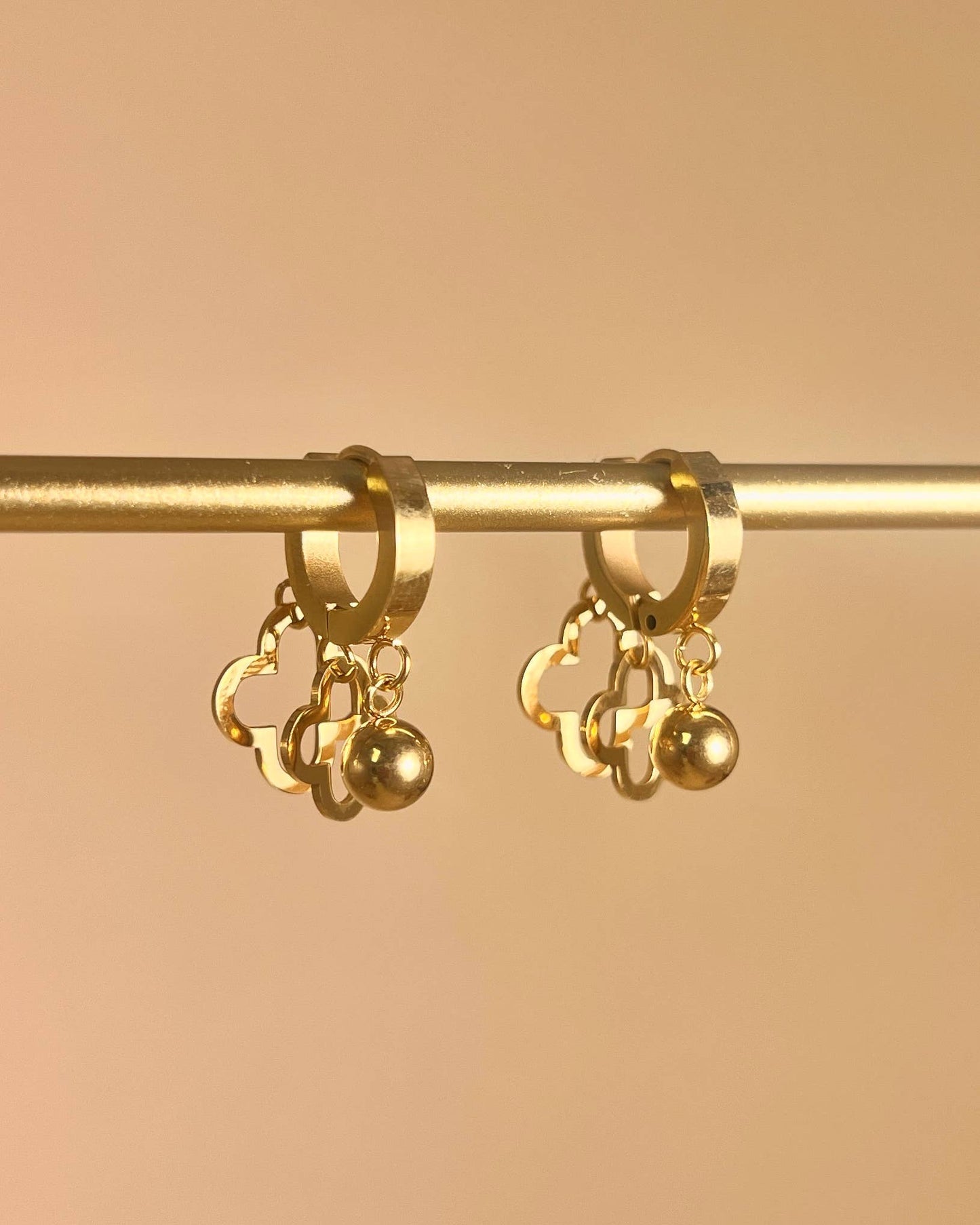 Élan gold-toned stainless steel earrings with double clover and pearl detail by Atelier Épure. Elegant, feminine, and timelessly refined.